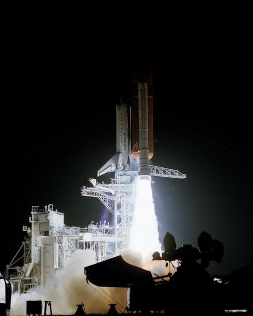 STS-38 Atlantis, OV-104, lifts off from KSC LC Pad during night launch