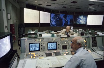 INFLIGHT (MISSION OPERATIONS CONTROL ROOM [MOCR]) - STS-7 - JSC