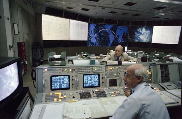 INFLIGHT (MISSION OPERATIONS CONTROL ROOM [MOCR]) - STS-7 - JSC