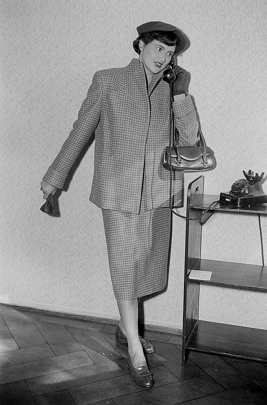Fotothek df roe-neg 0006503 023 Eine Frau posiert mit einem Kostüm und Hut am Telefon bei…