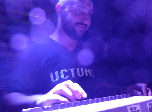 Uctumi tocando música